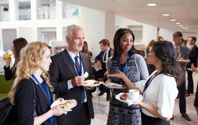 Kaffeepause als flexibler Treff, abteilungsübergreifend