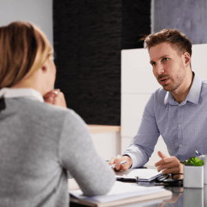 Mitarbeitergespräch bei Personalengpässen