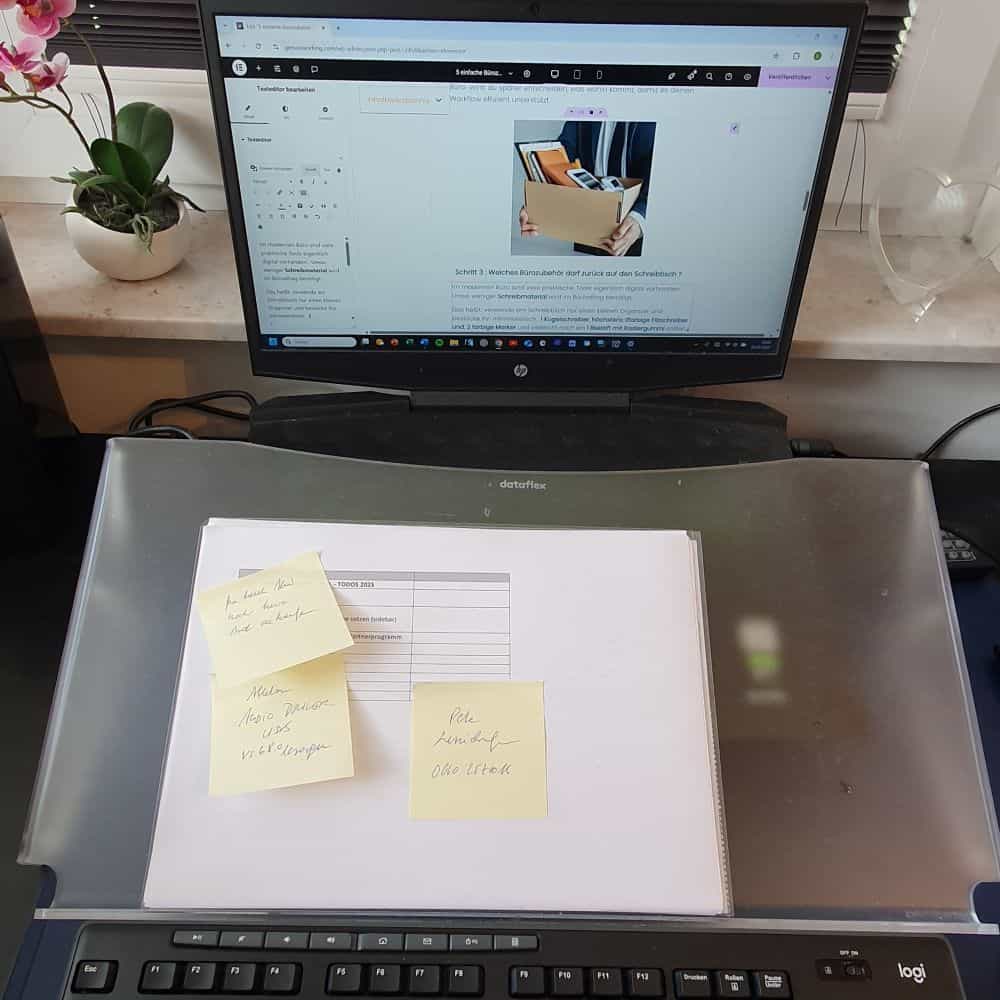 Post-its beschrieben, auf Folie am Schreibtisch