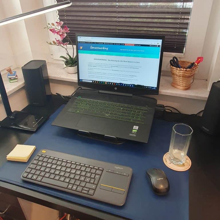 Wartepause -Alles wieder geordnet an seinem Platz am Schreibtisch