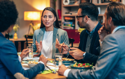Den Arbeitstag der Dienstreise mit Freunden ausklingen lassen