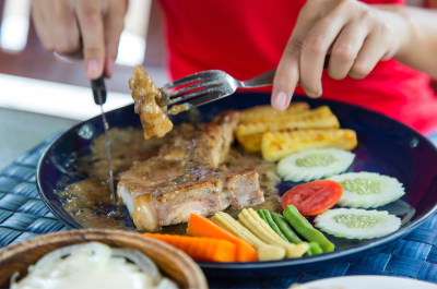 urig zu Mittag essen im Steakhouse