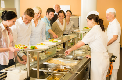 Mittagspause - essen in der Kantine