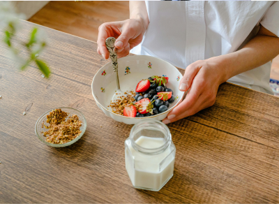 Obstmischung mit Joghurt für die Kurzpause