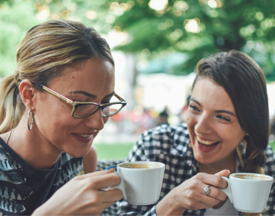 Leute schauen, Spaß haben beim Mittagskaffee